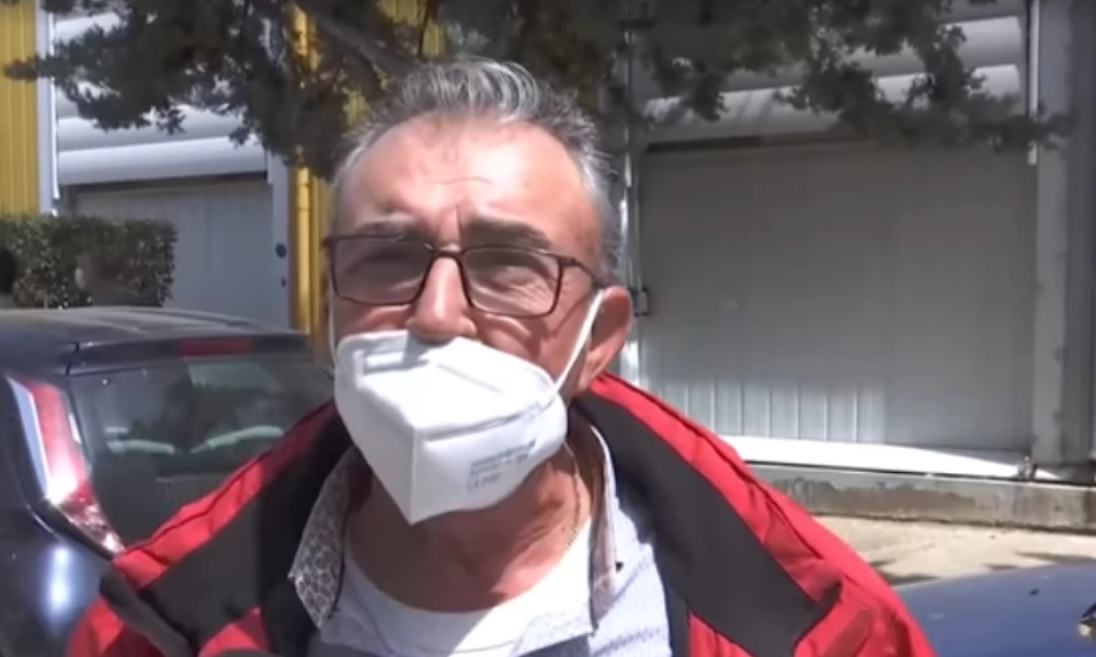 Ρεσιτάλ πολίτη on camera μετά τον εμβολιασμό του